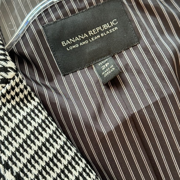 Banana Republic Houndstooth Blazer
Suit Jacket Size 2P - Picture 2 of 14